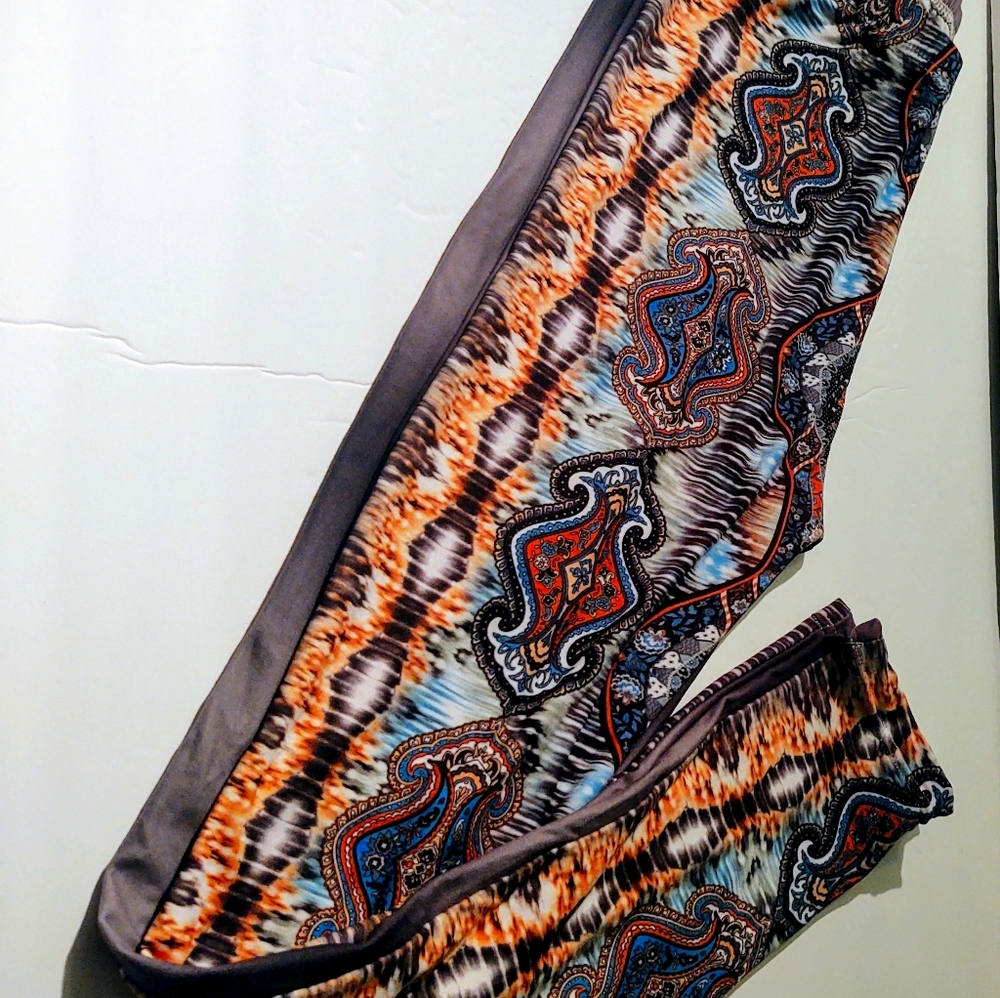 Gorgeous Print Legging/Solid Color Back one Size